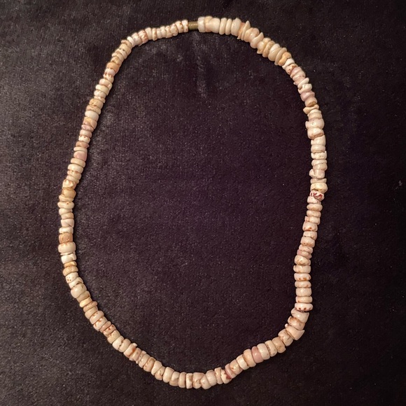 Vintage 70’s Unisex Spotted Puka Shell Beaded Necklace 17 1/2” Long Barrel Clasp - Picture 1 of 4